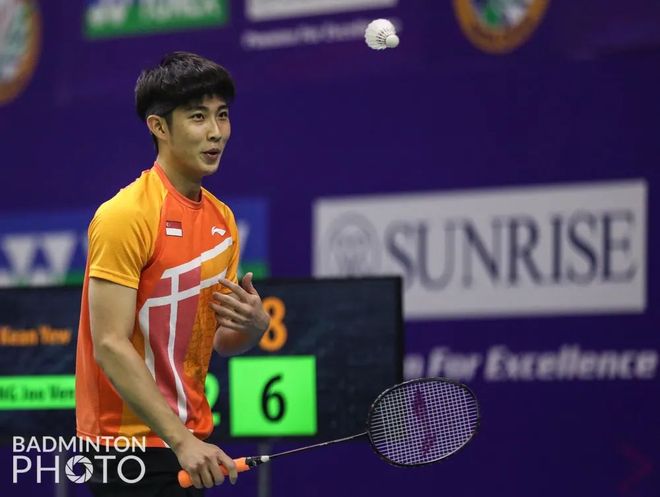 一位高大的 一位高大的