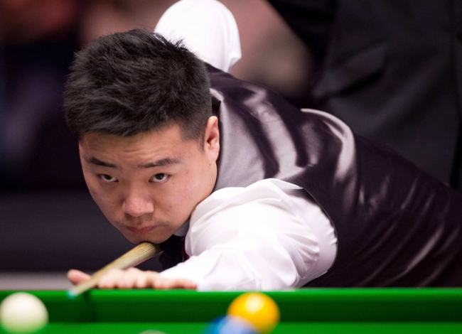 张玉宁回防的时候似乎踩了对手一脚，但是裁判没有判罚.